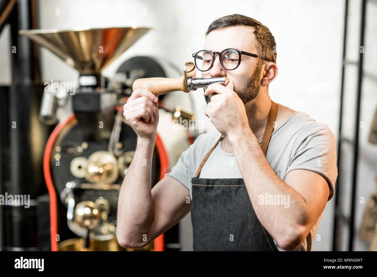 Barista controllando la qualità di caffè Foto Stock