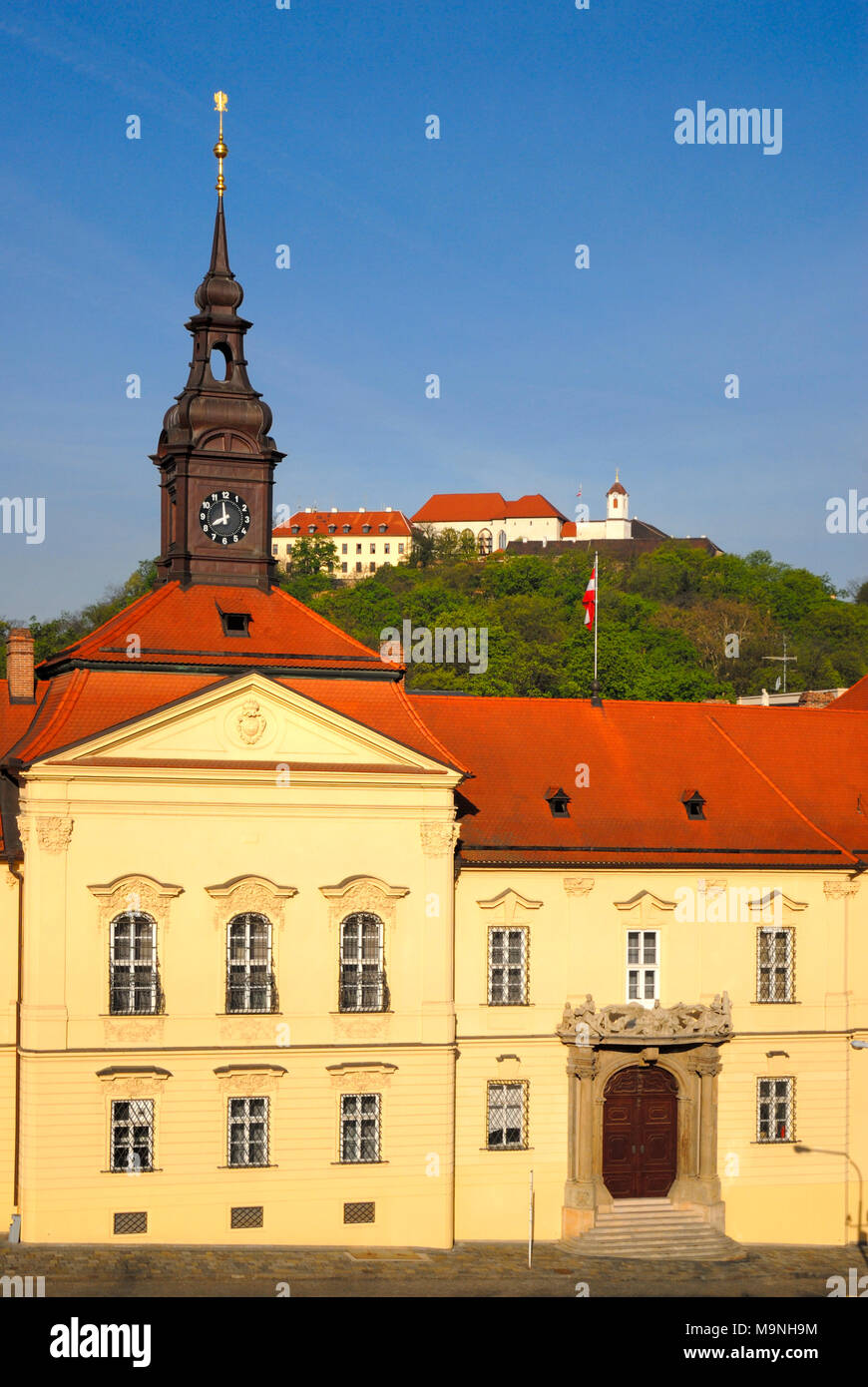 Brno, in Moravia del Sud, Repubblica Ceca. Al Castello di Spilberk sulla collina dietro il Nova radnice (New Town Hall) Foto Stock