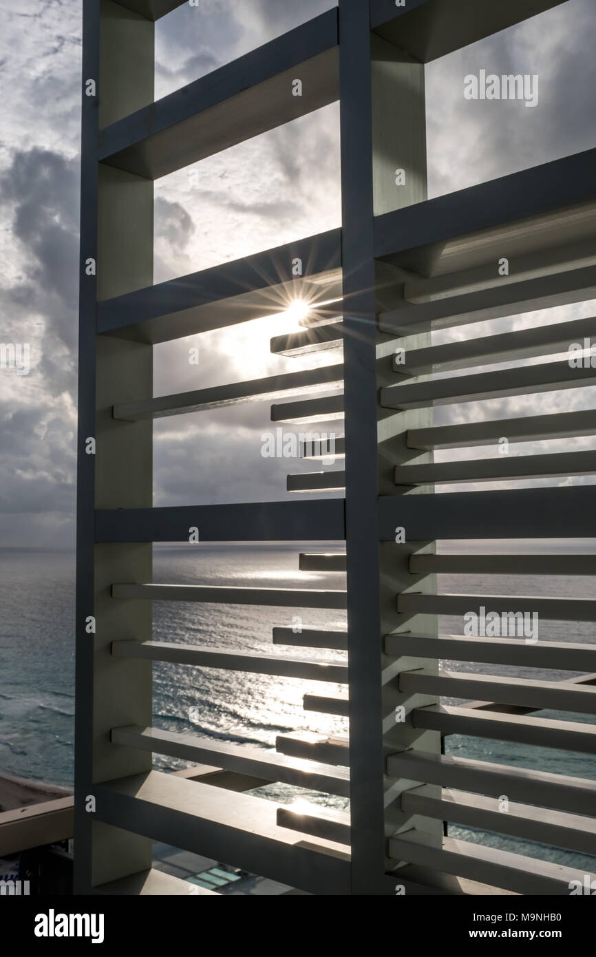 Sun scoppiare attraverso le nuvole del mattino, Cancun sunrise Foto Stock