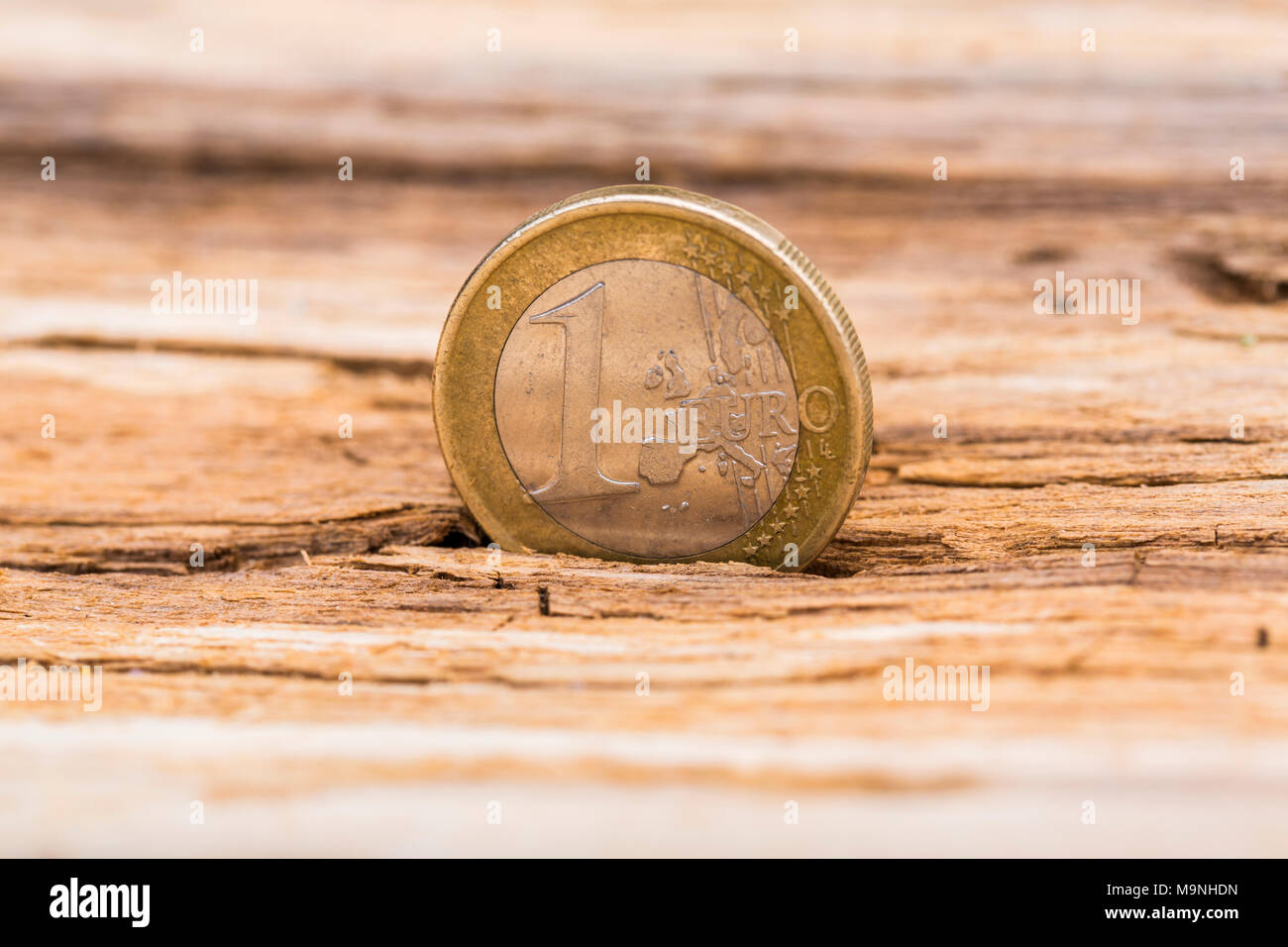 Crisi finanziaria concetto. Euro moneta sul vecchio legno orizzontale di sfondo Foto Stock