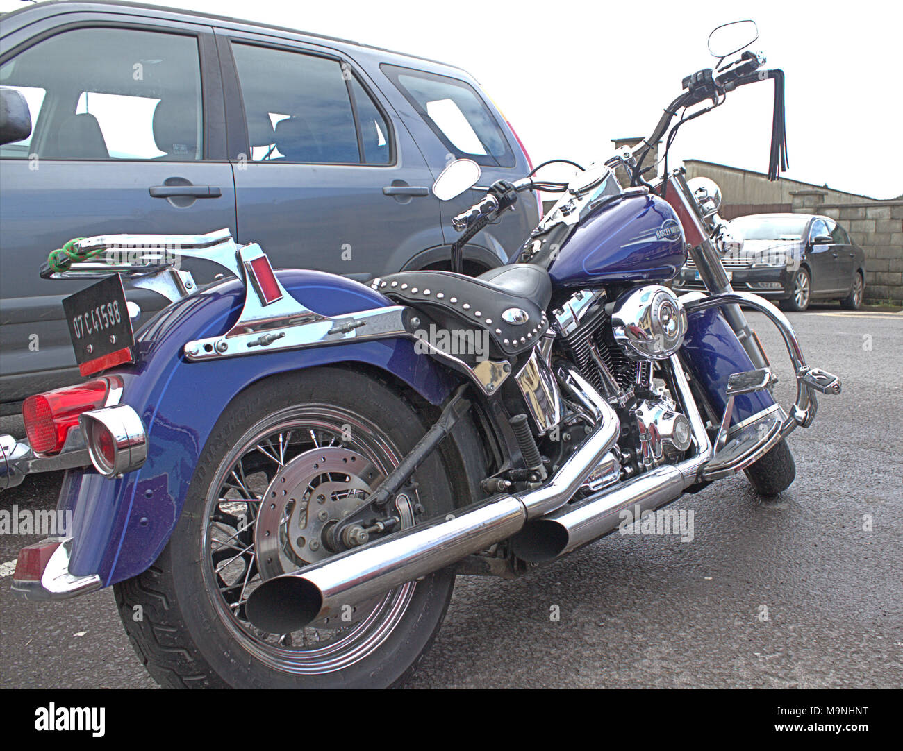 Harley Davidson Moto parcheggiata in un parcheggio. skibbereen, Irlanda Foto Stock