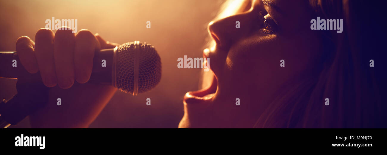 Close-up di donna cantare in concerto Foto Stock