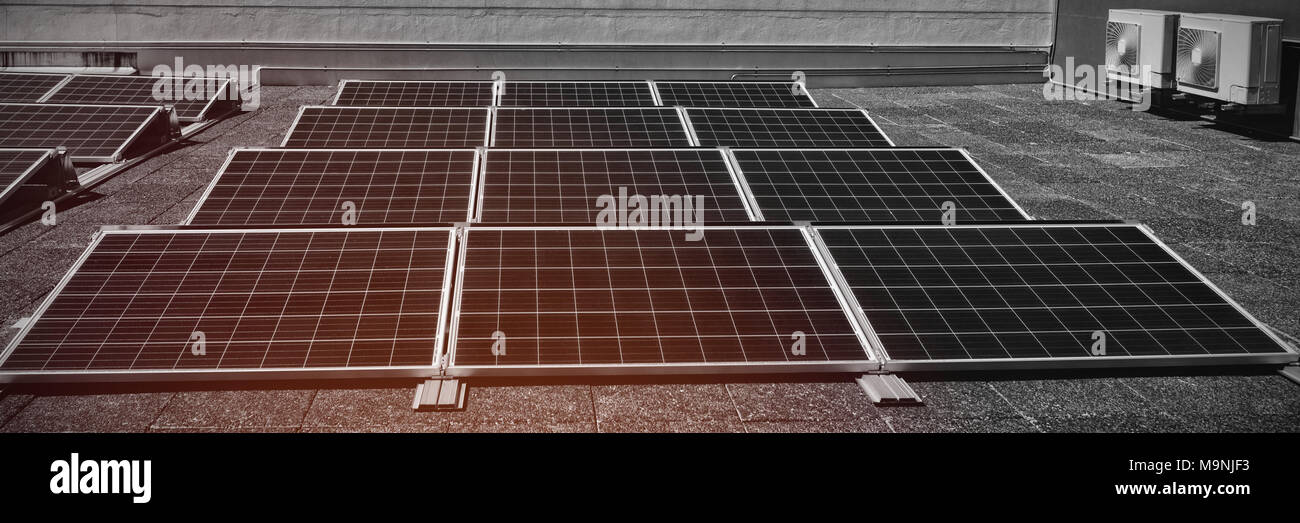Pannelli solari a stazione solare Foto Stock