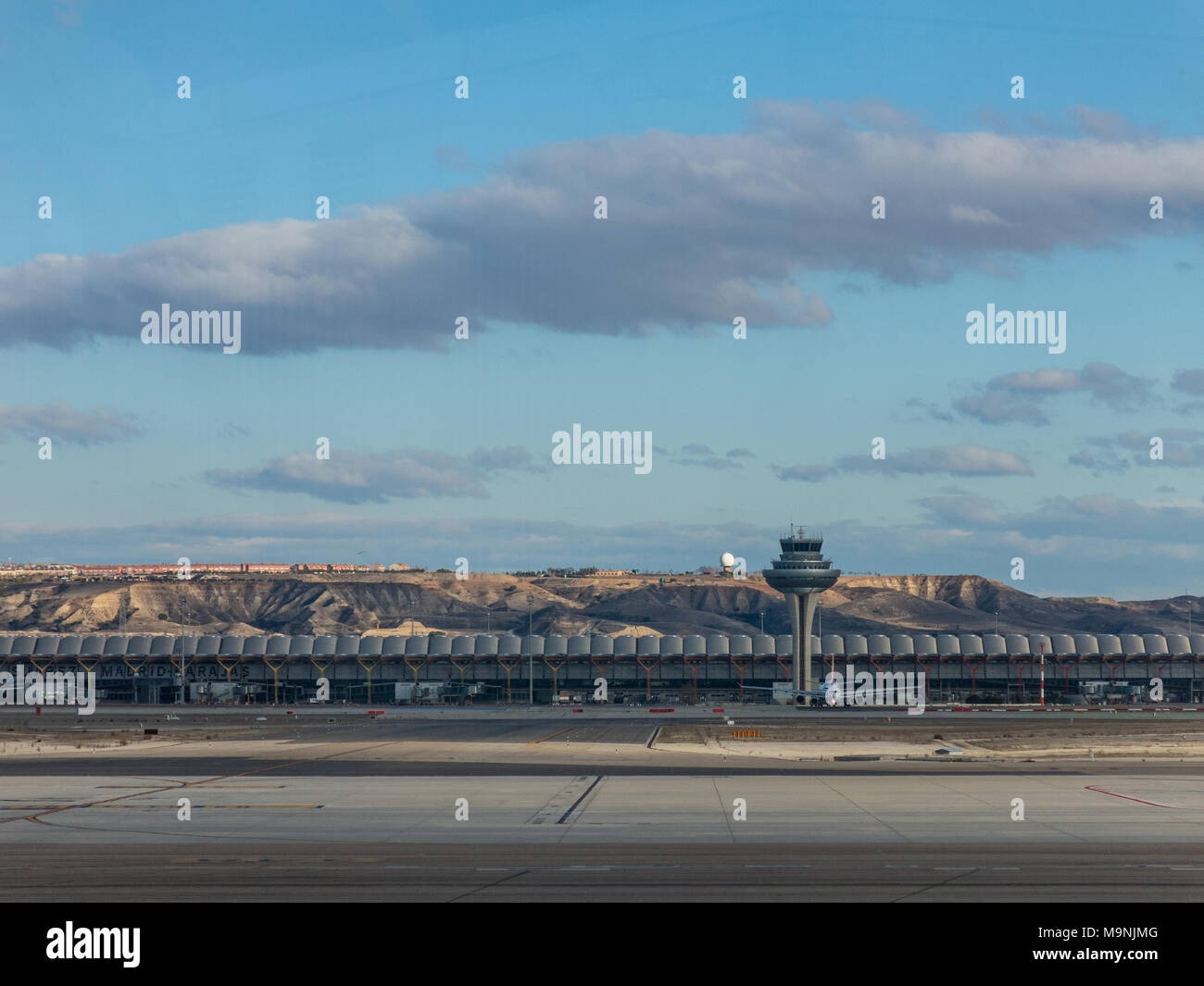 Un piano si prepara a prendere il via sulla pista del terminale T4 il Adolfo SUAREZ aeroporto Barajas di Madrid. Barajas è il principale aeroporto internazionale che serve Foto Stock