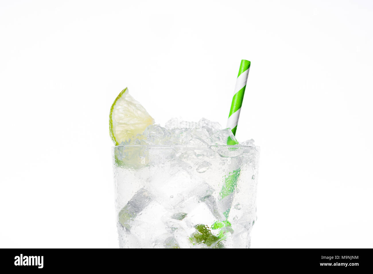 Caipirinha cocktail in vetro su sfondo bianco. Foto Stock