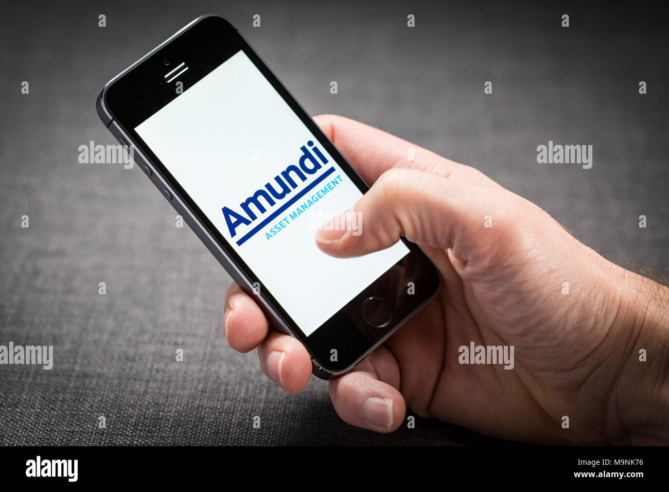 Amundi Asset Management il logo del sito su un iPhone Foto Stock