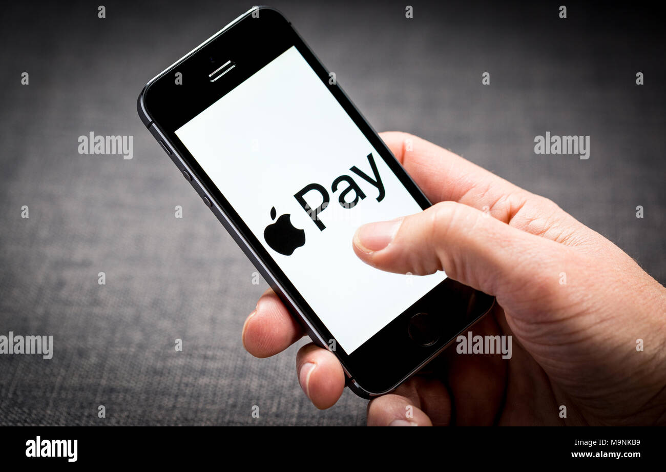 Un uomo utilizzando Apple paga su un iPhone Foto Stock