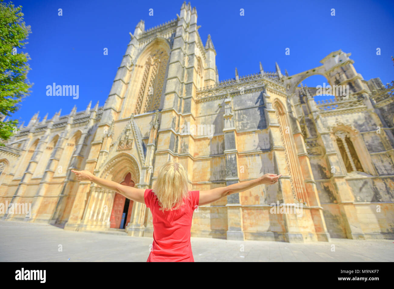 Turismo in Portogallo. Libertà lifestyle turista femminile al Monastero di Batalha. La donna caucasica godendo al più importanti siti gotica in Portogallo centrale. Patrimonio Unesco. Vacanze in Europa. Foto Stock