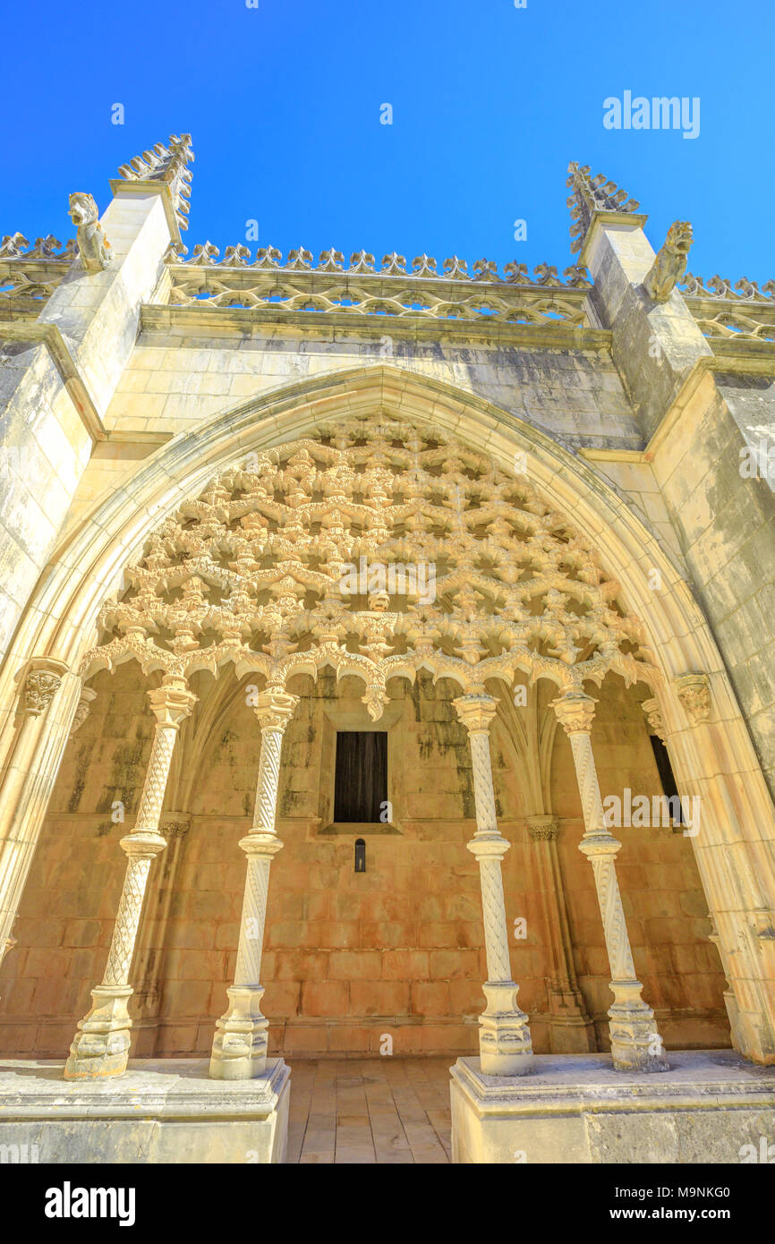 Il Portogallo, Batalha. Dettagli architettonici nel convento domenicano di Monastero di Batalha, uno dei migliori esempi di architettura gotica in Portogallo, mescolati con lo stile manuelino. Colpo verticale. Cielo blu Foto Stock