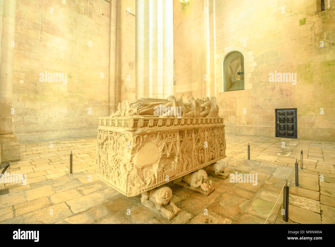 Alcobaca, Portogallo - Agosto 15, 2017: scultura gotica nella tomba di Dom Pedro I e Inez de Castro all interno della chiesa del monastero di Alcobaca o Mosteiro de Santa Maria de Alcobaca in Portogallo centrale. Foto Stock