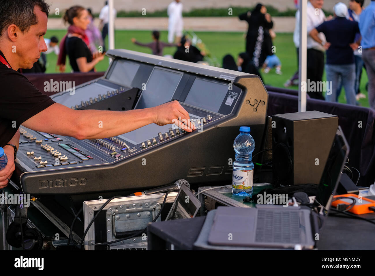 Dj mixer miscelando il suono su console di miscelazione al concerto dal vivo di Abu Dhabi Foto Stock