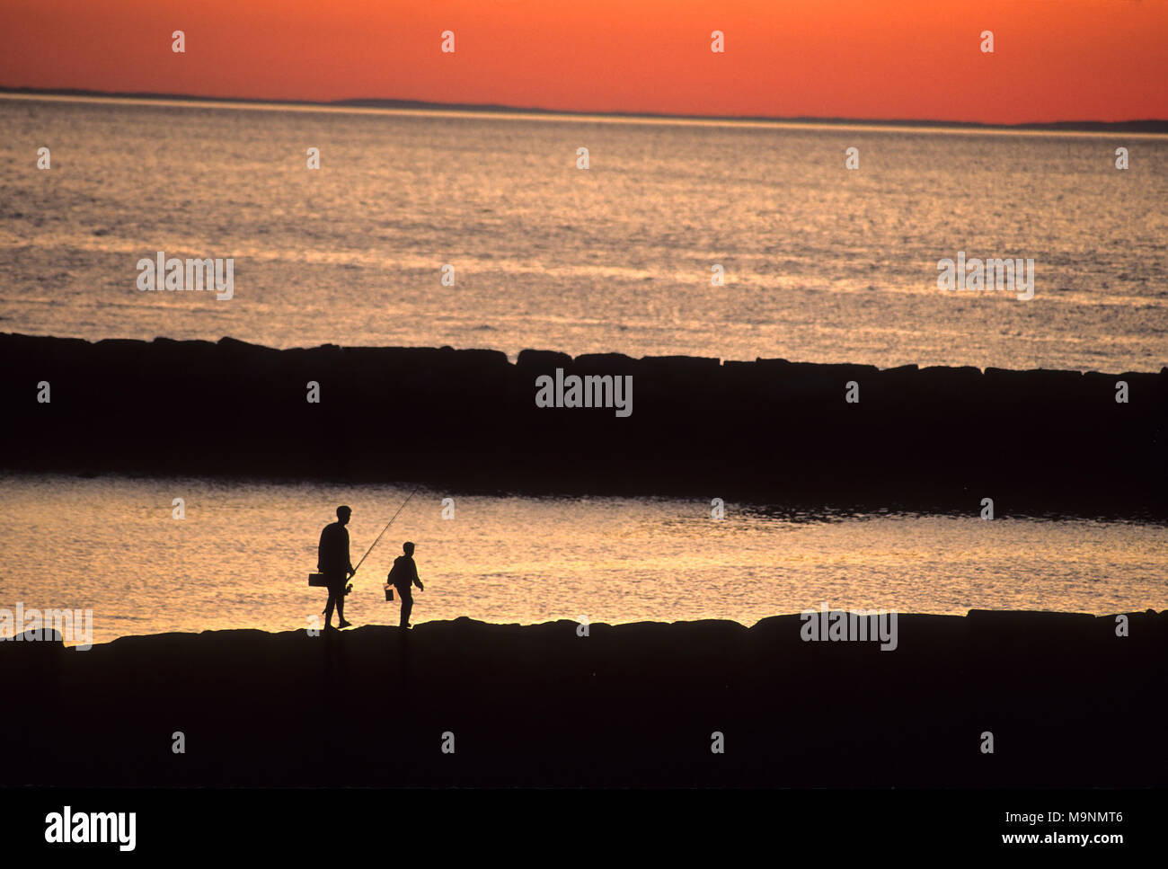 Un padre e figlio intitolata a casa da una giornata di pesca a Cape Cod (USA) Foto Stock