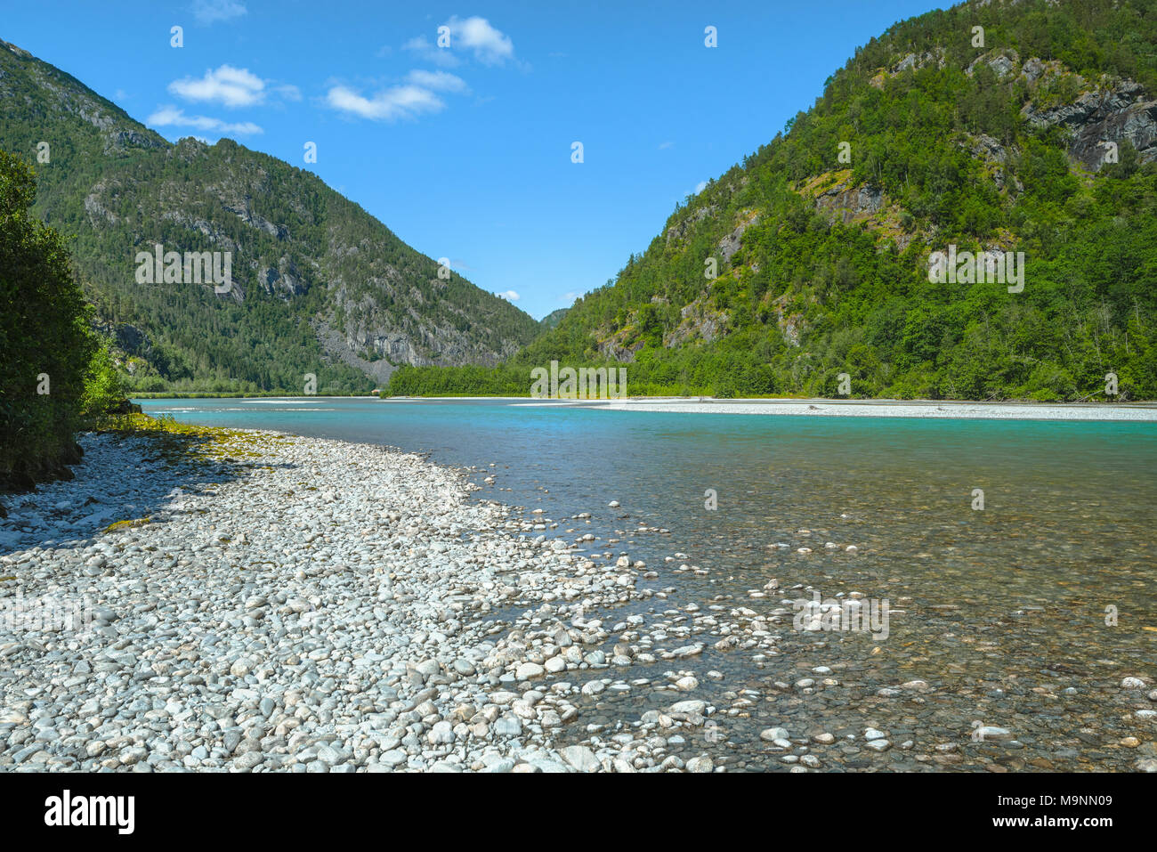 Riva del fiume con acqua turchese, Norvegia, fiume downriver Nigardsbreen glacier con pietre di ciottoli, Jostedalen vicino Gaupne Foto Stock