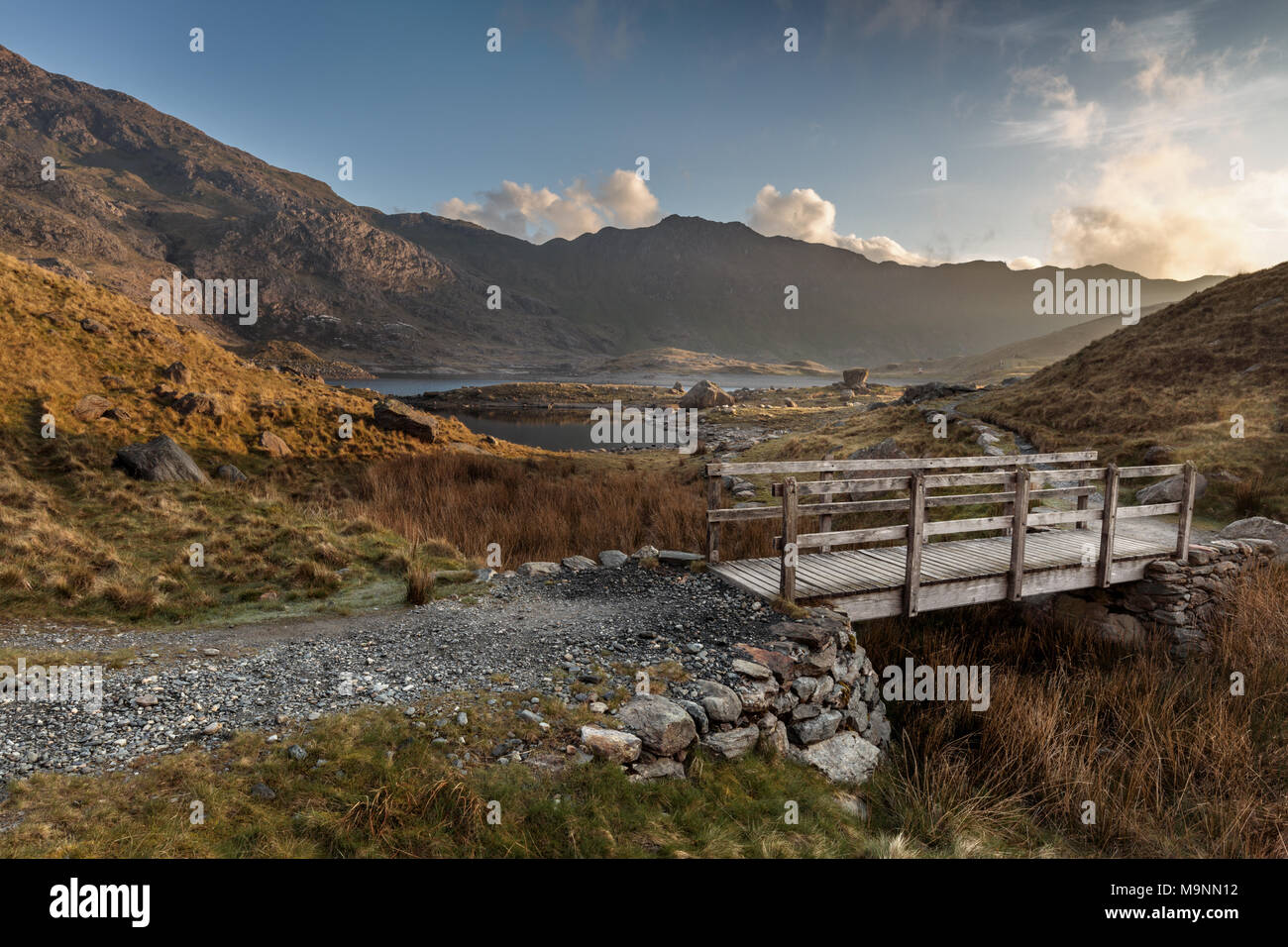 La passerella sull'minatori via e Llyn Llydaw, Snowdonia, Wales, Regno Unito Foto Stock La passerella sull'minatori via e Llyn Llydaw, Snowdonia, Wales, Regno Unito Foto Stock