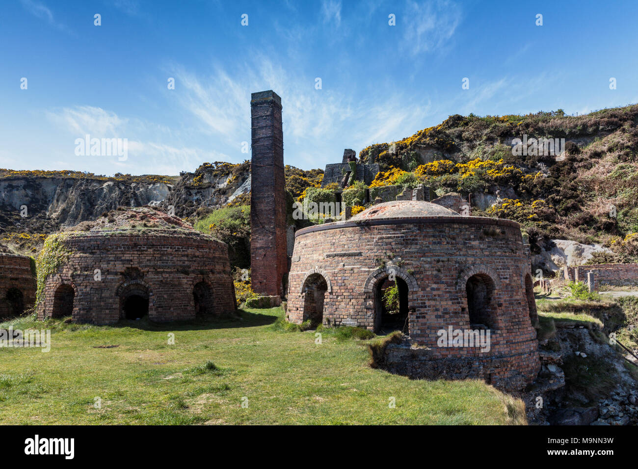 Il vecchio e abbandonato laterizi a Porth Wen Bay sulla costa settentrionale sull isola di Anglesey, Galles del Nord Regno Unito Foto Stock