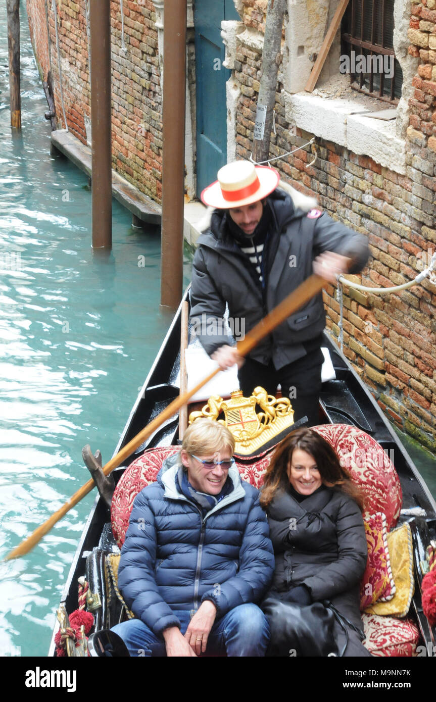 I turisti in viaggio per Venezia, in gondola. Foto Stock
