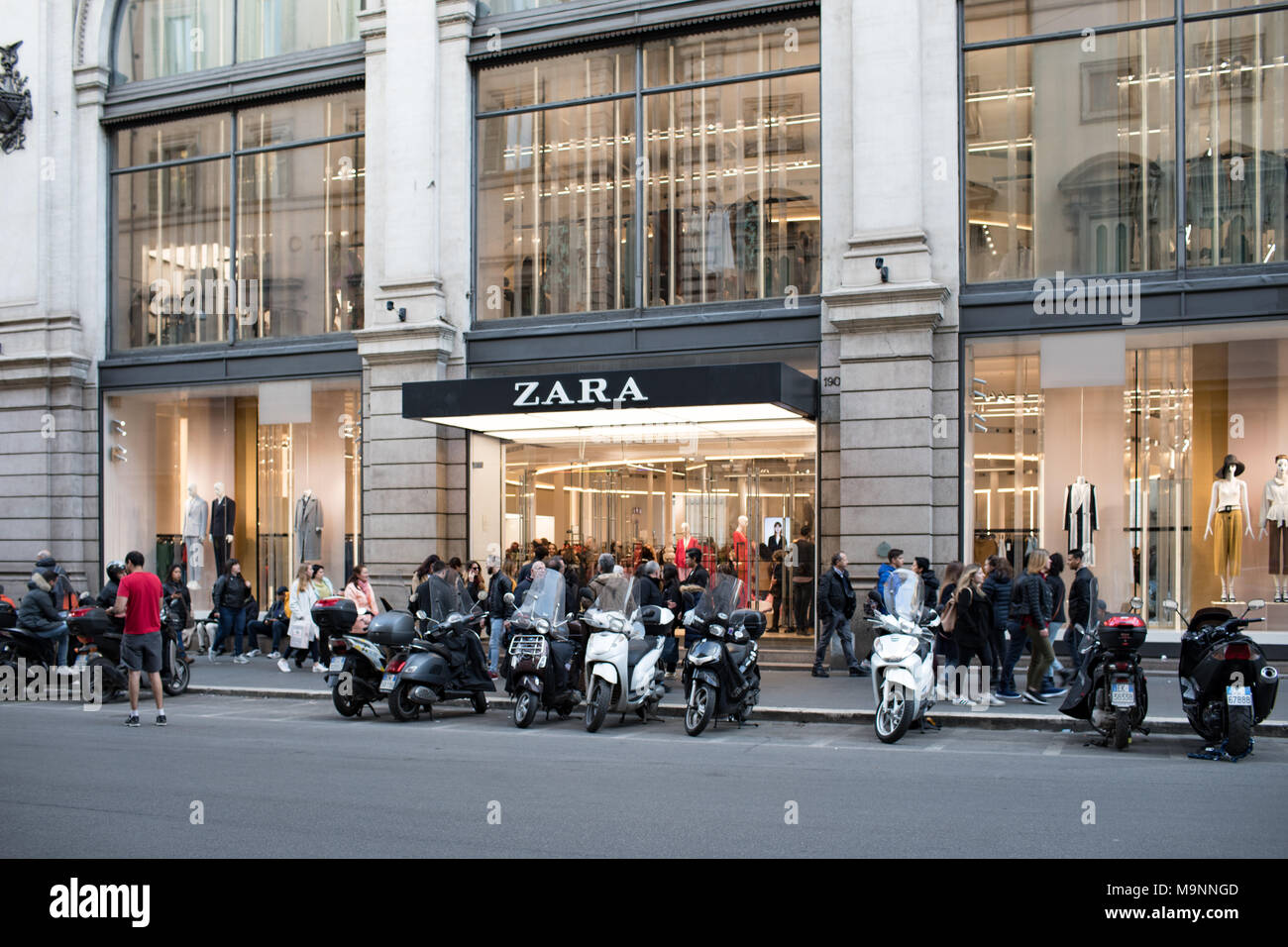 Roma, Italia - 25 Marzo 2018: Zara negozio in Via del Corso, piena di gente  che visita e shopping nella Domenica delle Palme. Zara è un spagnolo fast  fashion retail Foto stock - Alamy