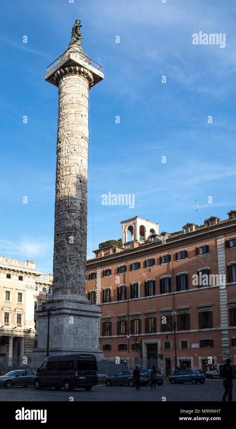 Roma, Italia - 25 Marzo 2018: la colonna di Marco Aurelio in Piazza Colonna, una vittoria romana colonna costruita in onore dell'imperatore romano Marco Aurelio Foto Stock