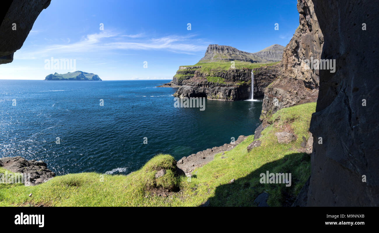 Panoramica della cascata Mulafossur e oceano, Gasadalur, funzionario ministeriale isola, isole Faerøer Foto Stock