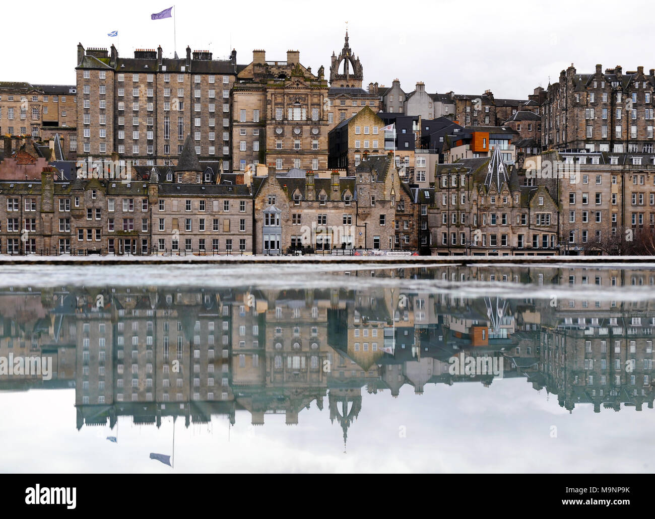 Gli edifici del Royal Mile e la Cittã Vecchia di Edimburgo, riflesso in una pozza sul tetto. Foto Stock Gli edifici del Royal Mile e la Cittã Vecchia di Edimburgo, riflesso in una pozza sul tetto. Foto Stock