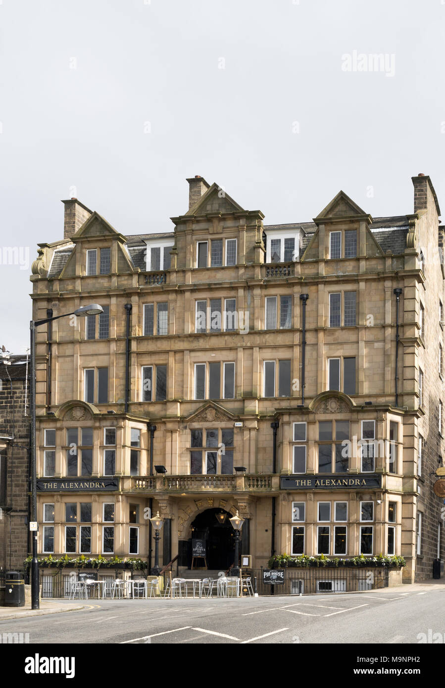 L' Alexandra un Nicholson's pub in un edificio in stile vittoriano, Harrogate, North Yorkshire, Inghilterra, Regno Unito Foto Stock