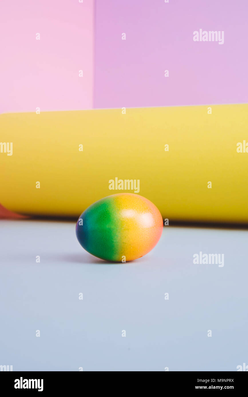 Le uova di pasqua su sfondo color pastello. Foto Stock