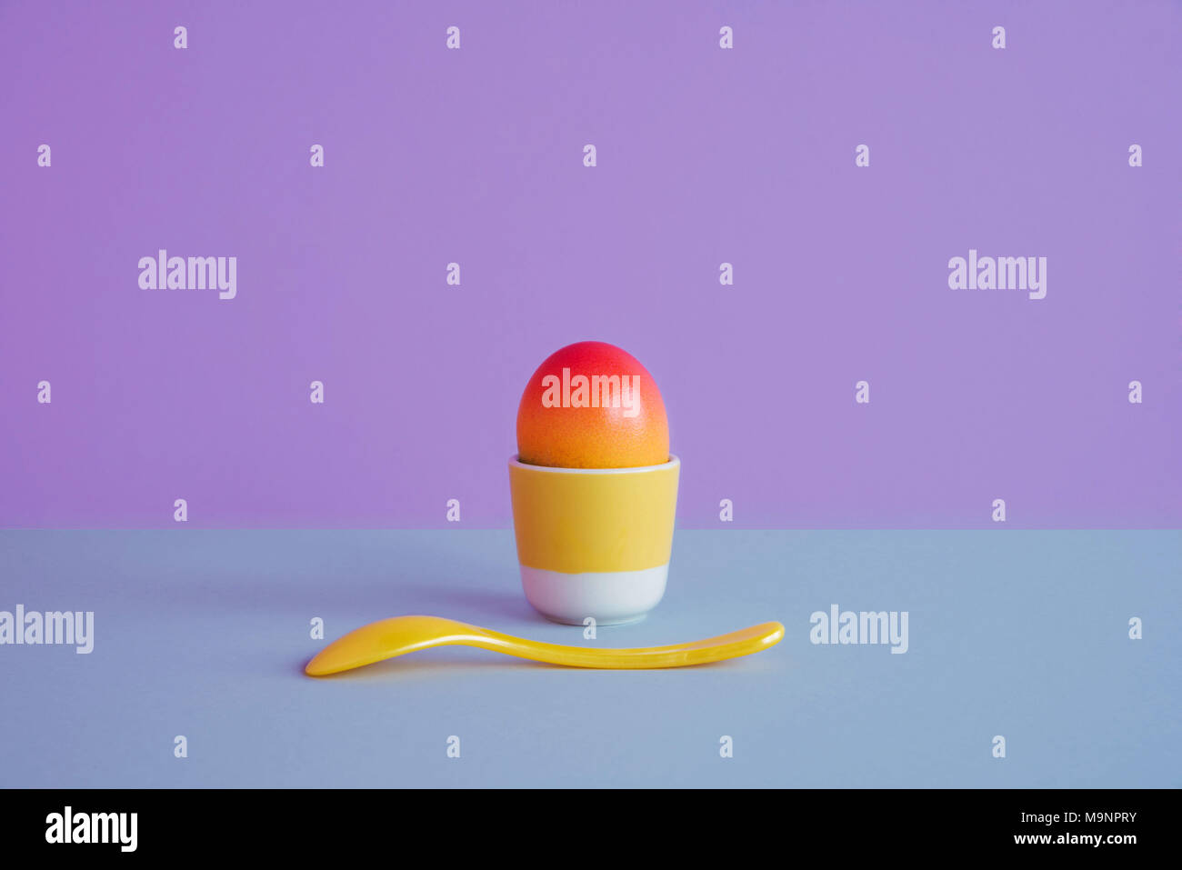 Le uova di pasqua su sfondo color pastello. Foto Stock