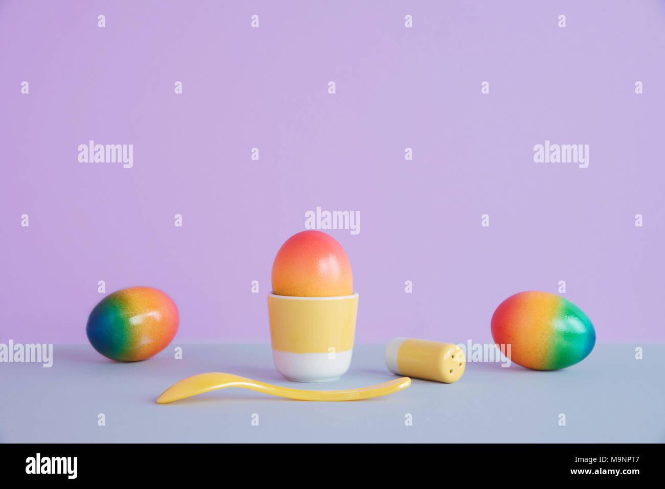 Le uova di pasqua su sfondo color pastello. Foto Stock