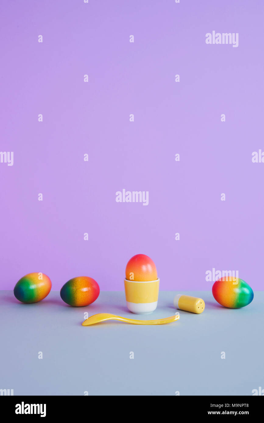 Le uova di pasqua su sfondo color pastello. Foto Stock