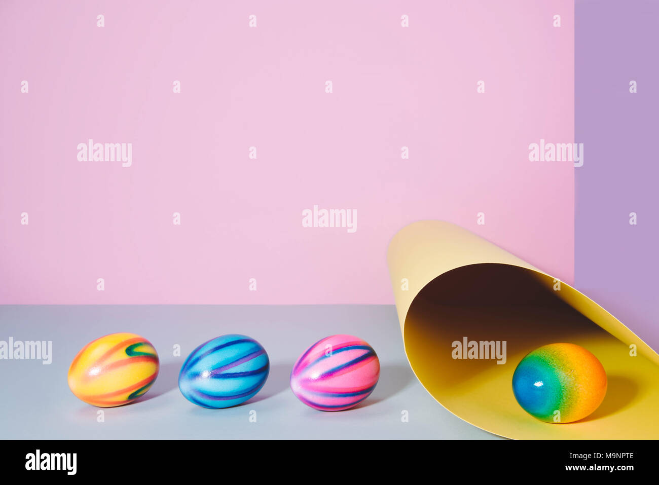 Le uova di pasqua su sfondo color pastello. Foto Stock