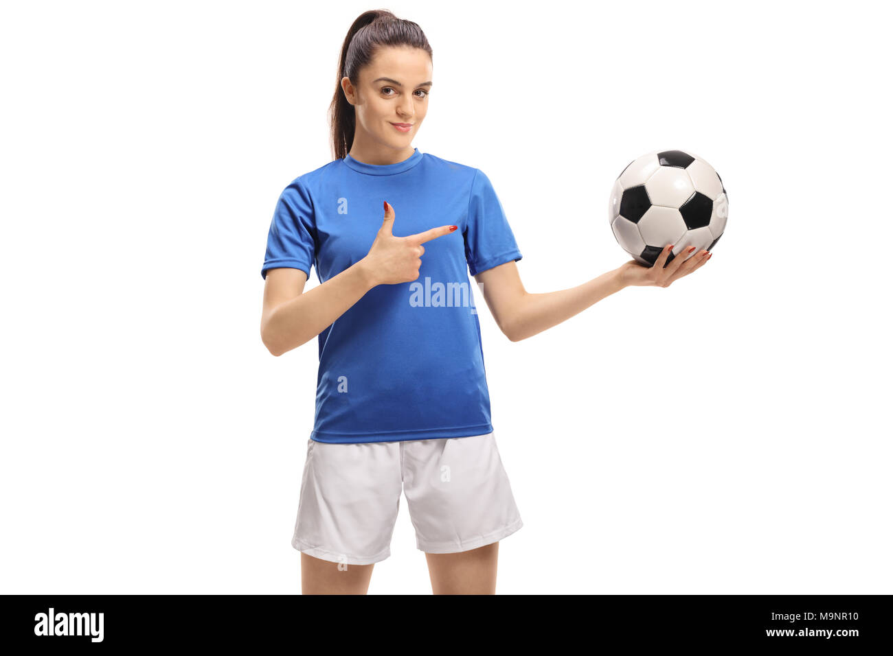 Calcio femminile giocatore con un calcio e puntamento isolati su sfondo bianco Foto Stock
