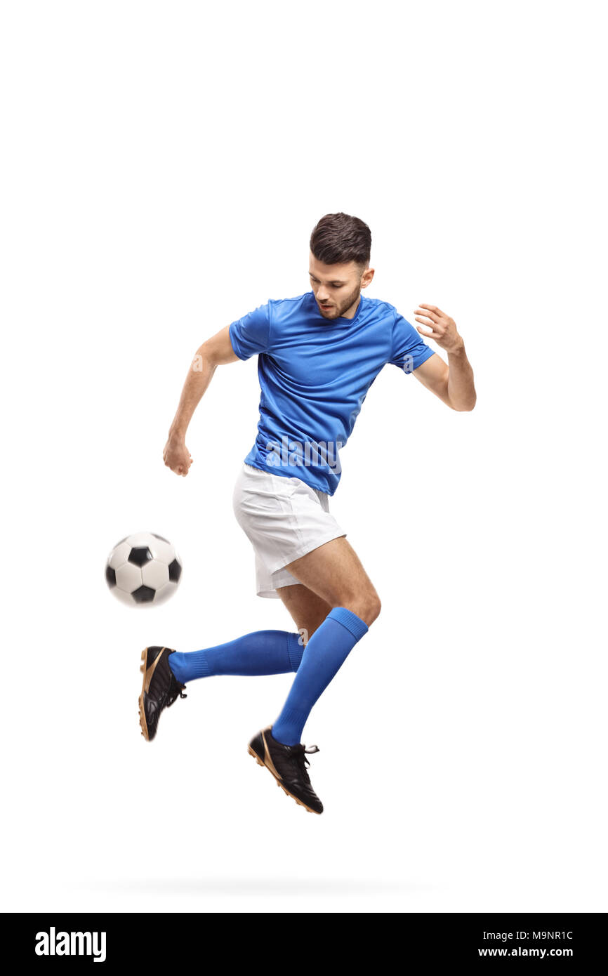 Giocatore di calcio facendo un trucco con un calcio isolati su sfondo bianco Foto Stock