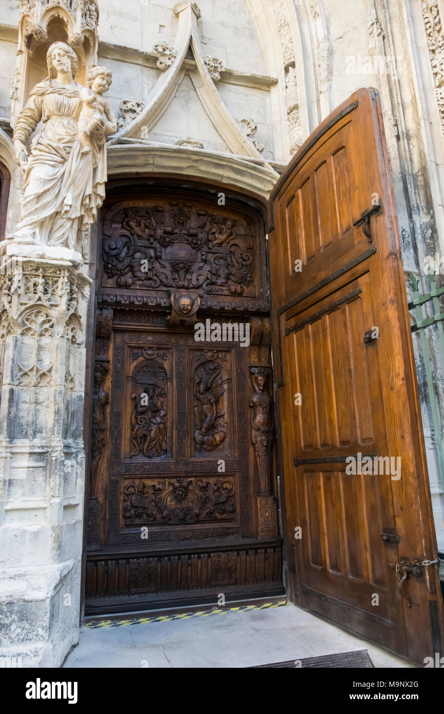 Legno complessamente intarsiato porte di Saint Pierre Basilica in Avignon Foto Stock