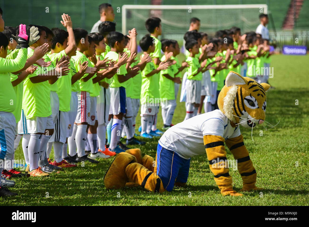 Accademia di calcio partecipanti salutare pubblico prima di un match di esibizione contro cinque giocatori di Persib Bandung per celebrare il club di ottantacinquesimo anniversario. Foto Stock