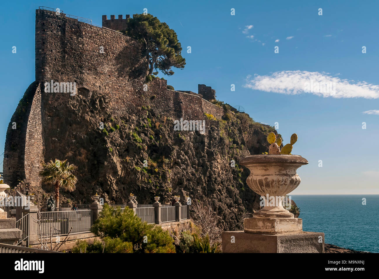 Il bellissimo castello di Aci Castello, Catania, Sicilia, Italia Foto Stock