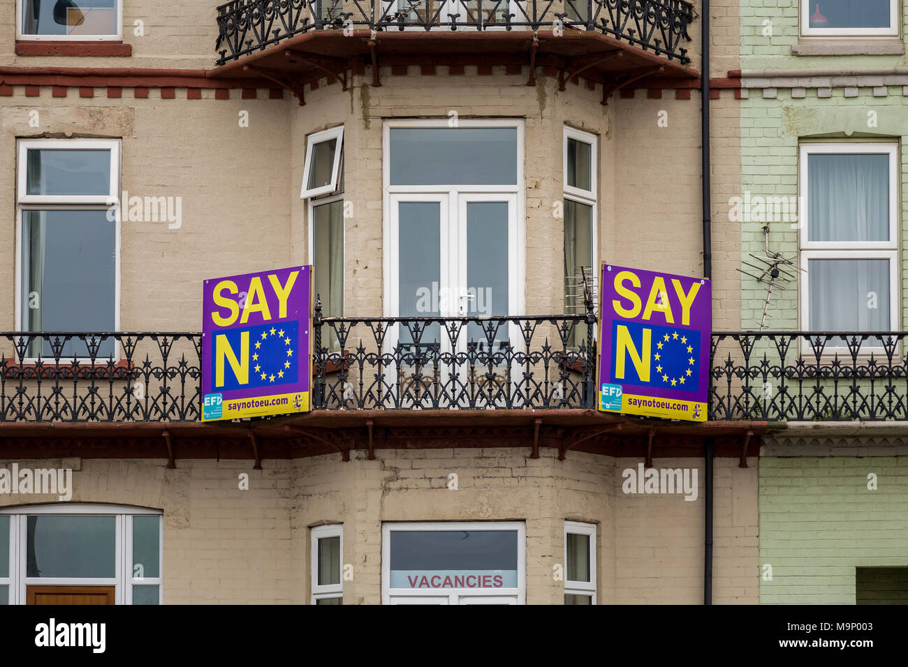 Redcar, Redcar e Cleveland, England, Regno Unito - 13 Maggio 2016: 'Say No', Campagna Brexit cartelloni sul balcone di una casa Foto Stock