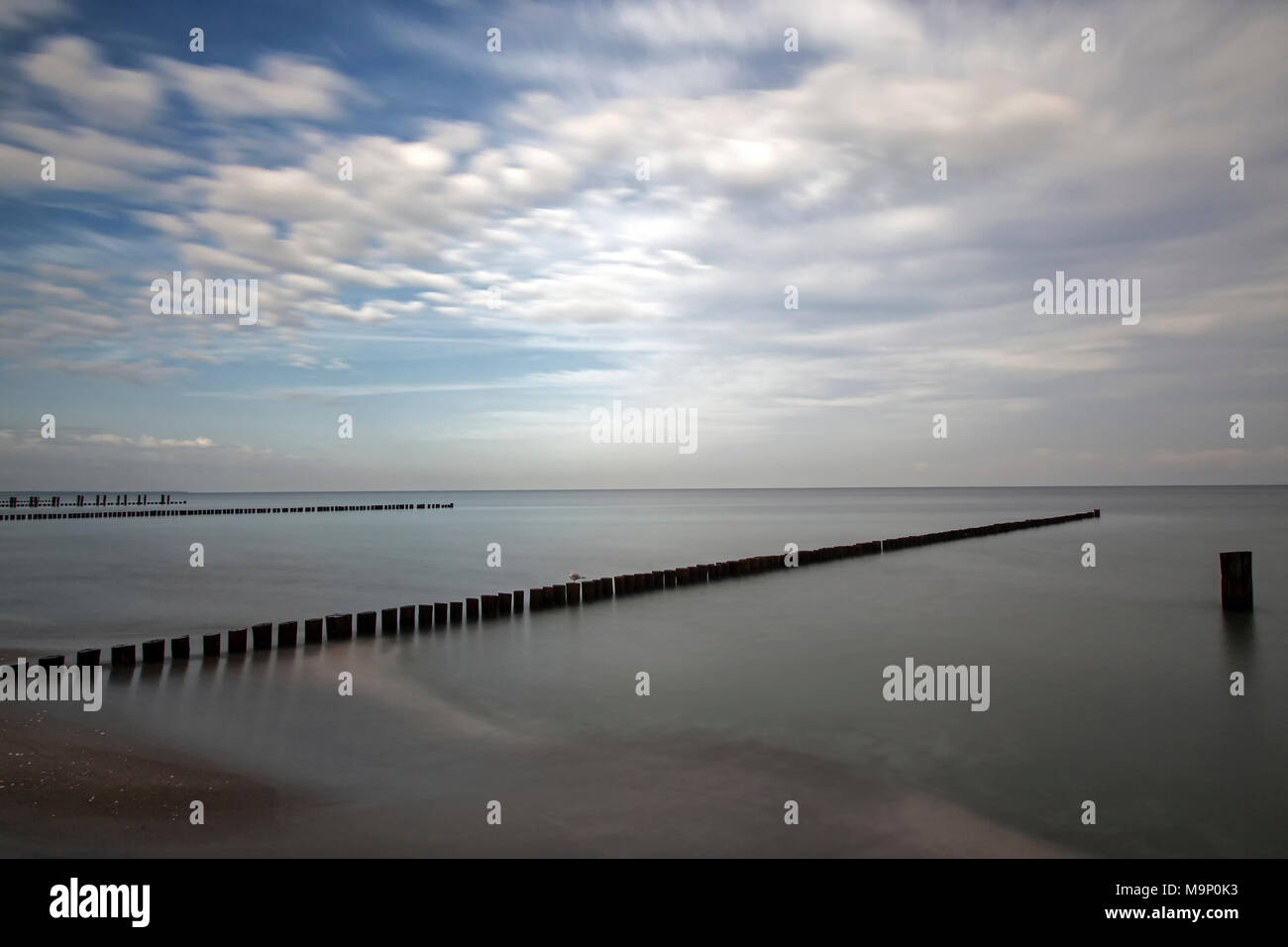 Pennelli, stadi di legno, il tempo di esposizione lungo, Zingst, Fischland-Darß-Zingst, Western Pomerania Area Laguna Parco Nazionale Foto Stock