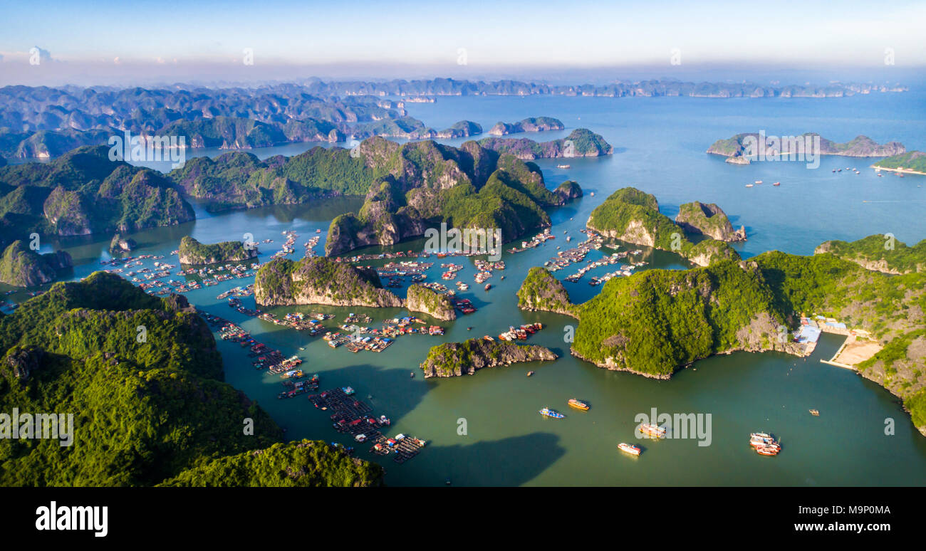 Cat Ba island da sopra. Lan Baia di Ha. Hai Phong, Vietnam Foto Stock