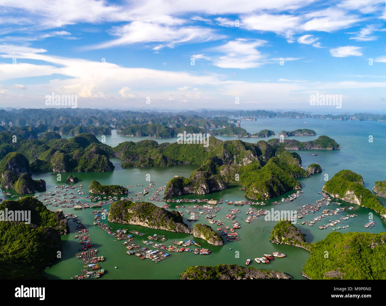 Cat Ba island da sopra. Lan Baia di Ha. Hai Phong, Vietnam Foto Stock