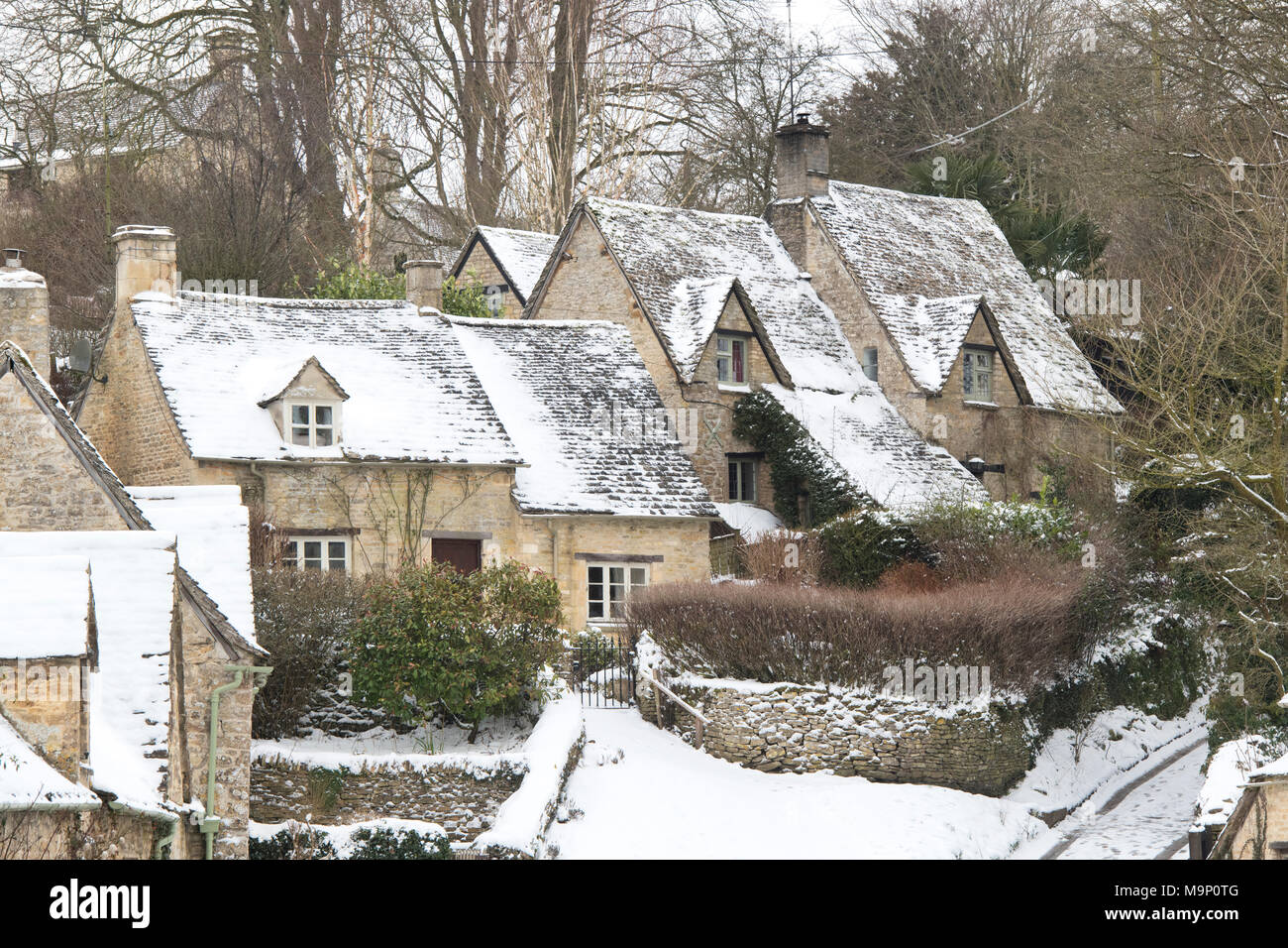 Cotswold cottage in pietra in inverno la neve. Bibury, Cotswolds, Gloucestershire, Inghilterra Foto Stock