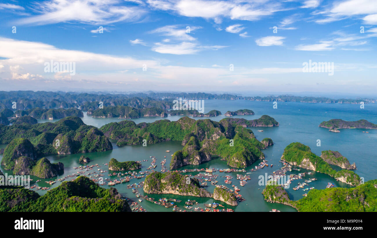 Cat Ba island da sopra. Lan Baia di Ha. Hai Phong, Vietnam Foto Stock