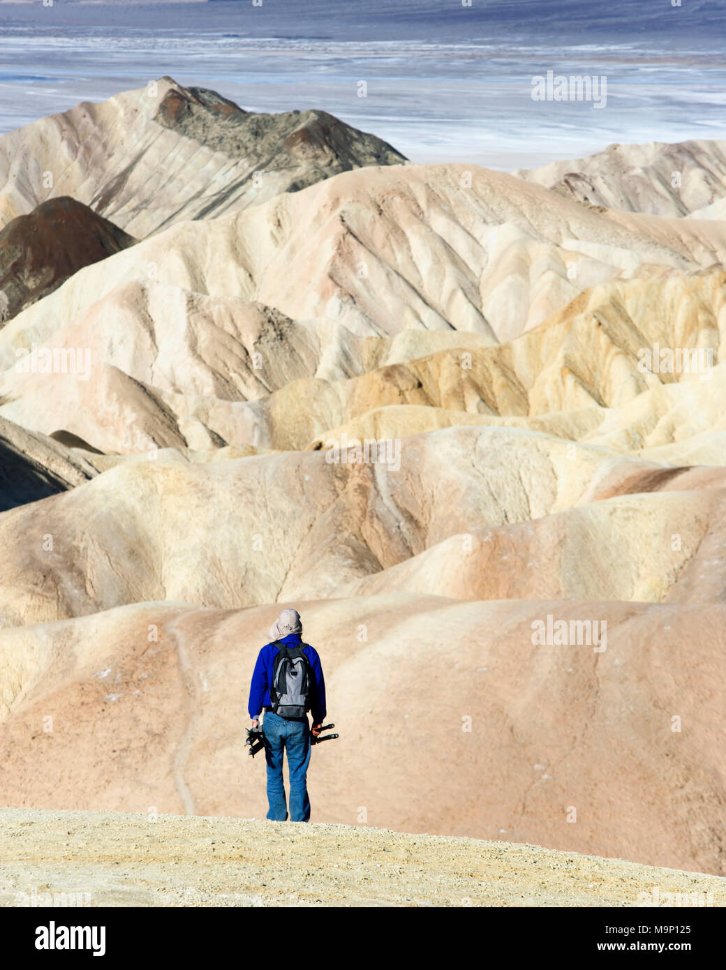 Vista posteriore di un fotografo a Zabriskie Point. Parco Nazionale della Valle della Morte, California. Foto Stock