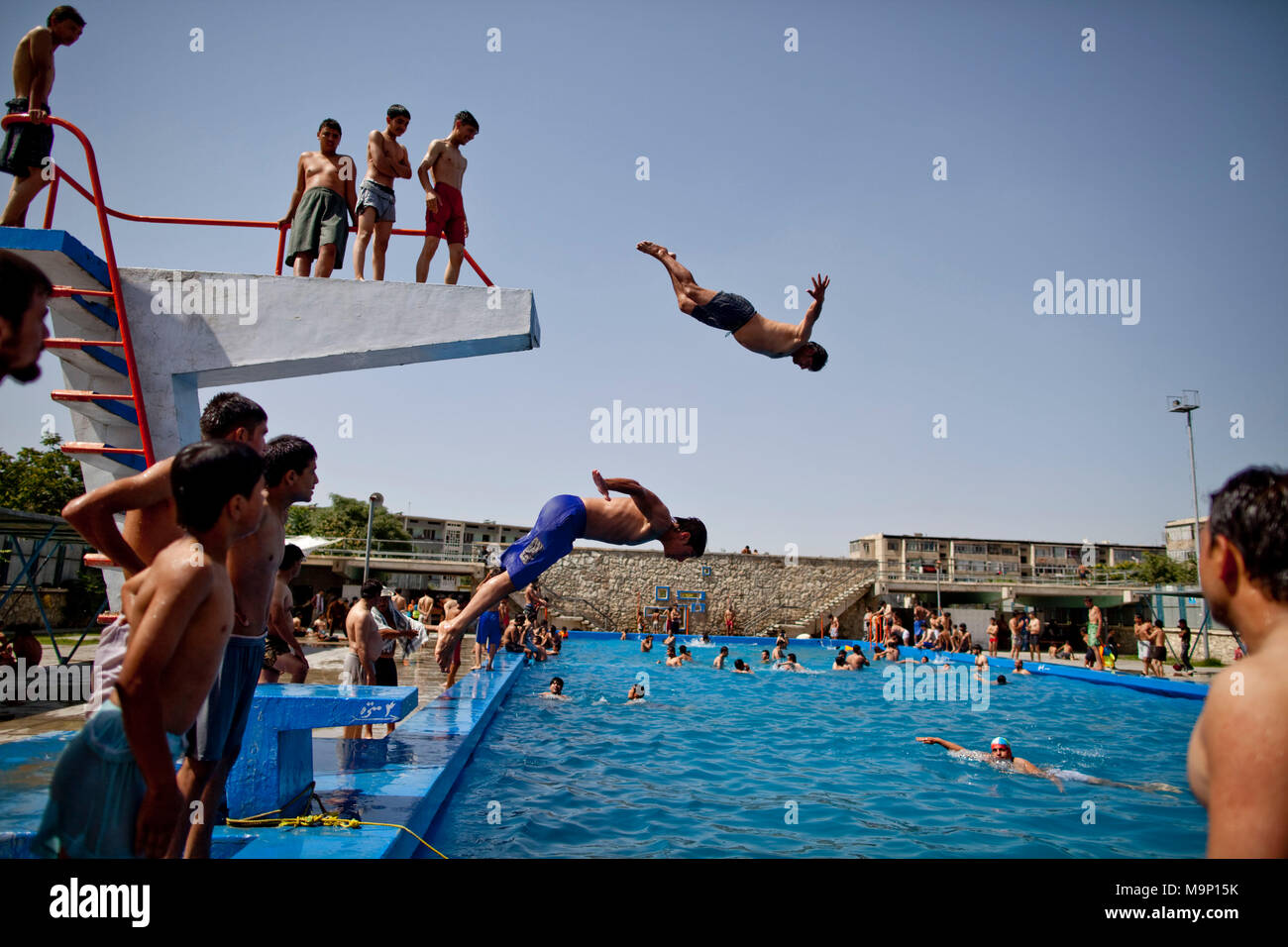 Afghan uomini e ragazzi godetevi una giornata in piscina a Kabul, Afghanistan, Venerdì, 17 luglio 2009. Foto Stock