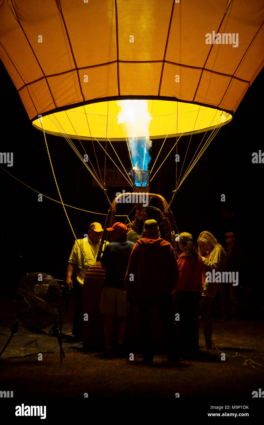 Un equipaggio corregge un nuovo palloncino gonfiato nel buio del mattino presso la contea di Sonoma Mongolfiera Classic. Foto Stock