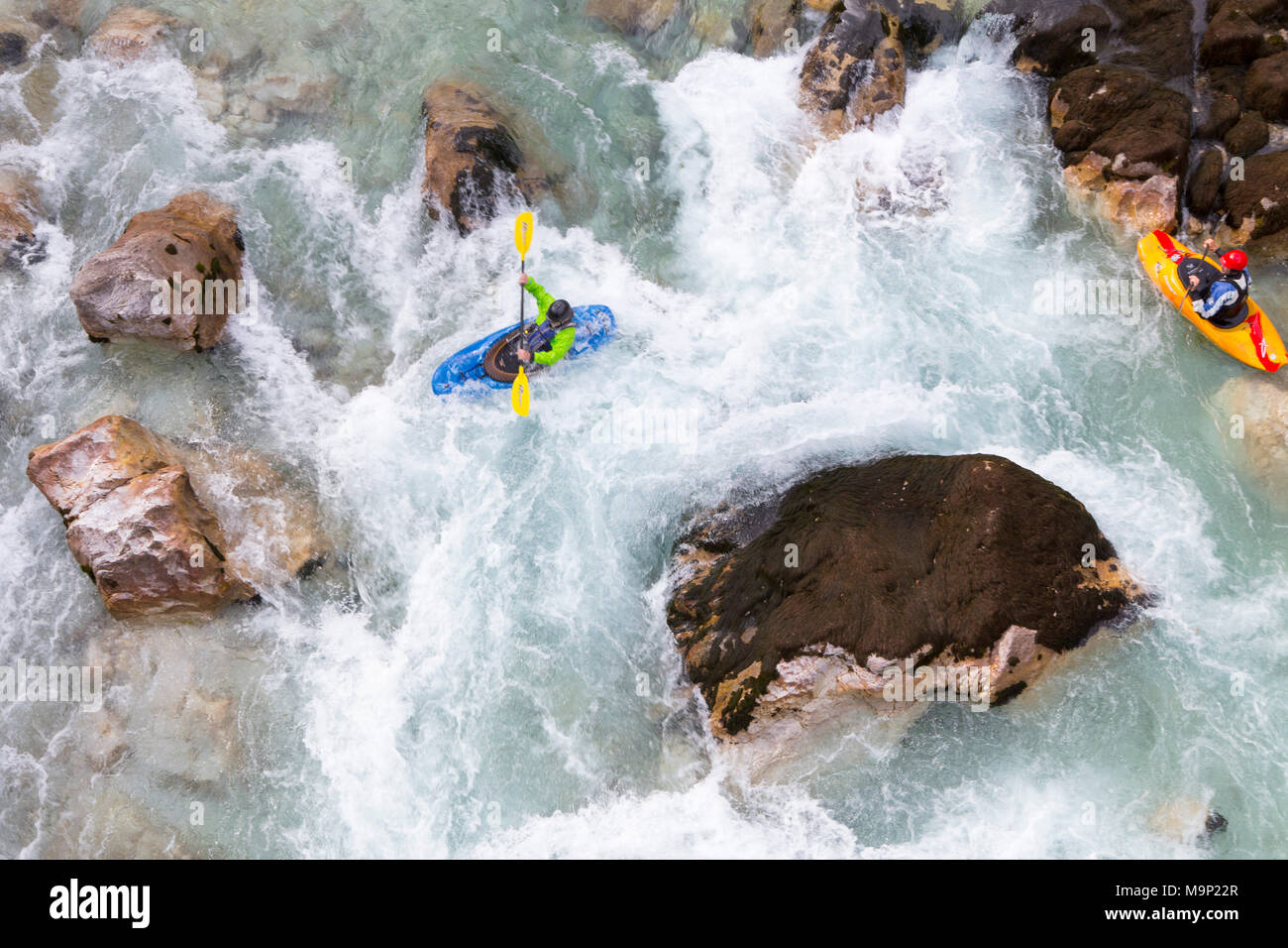 Kayaker maschio incrocio idromassaggio nel colore verde Soca river vicino a Bovec, Slovenia Foto Stock