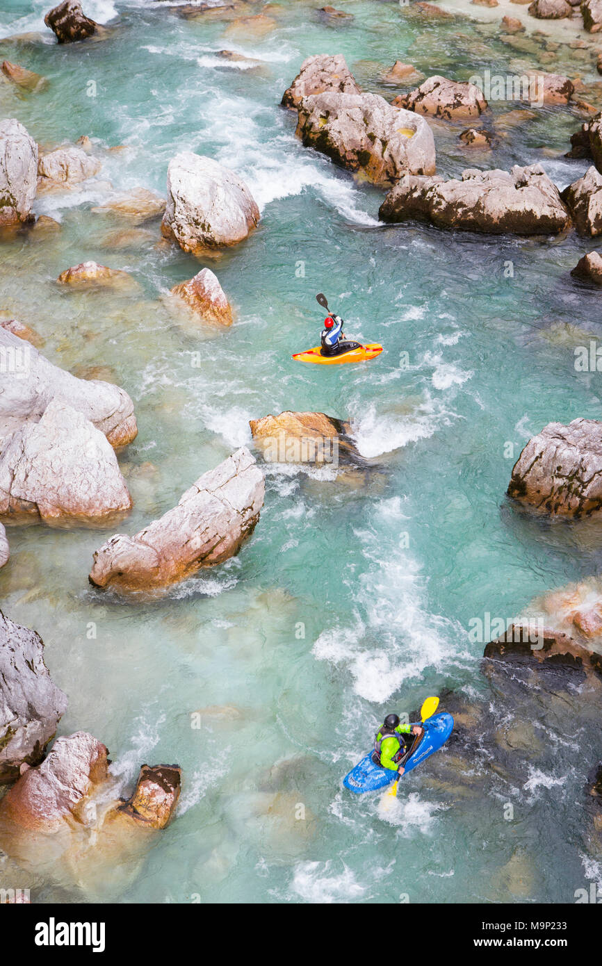Kayakers maschio sul colore verde Soca river vicino a Bovec, Slovenia Foto Stock