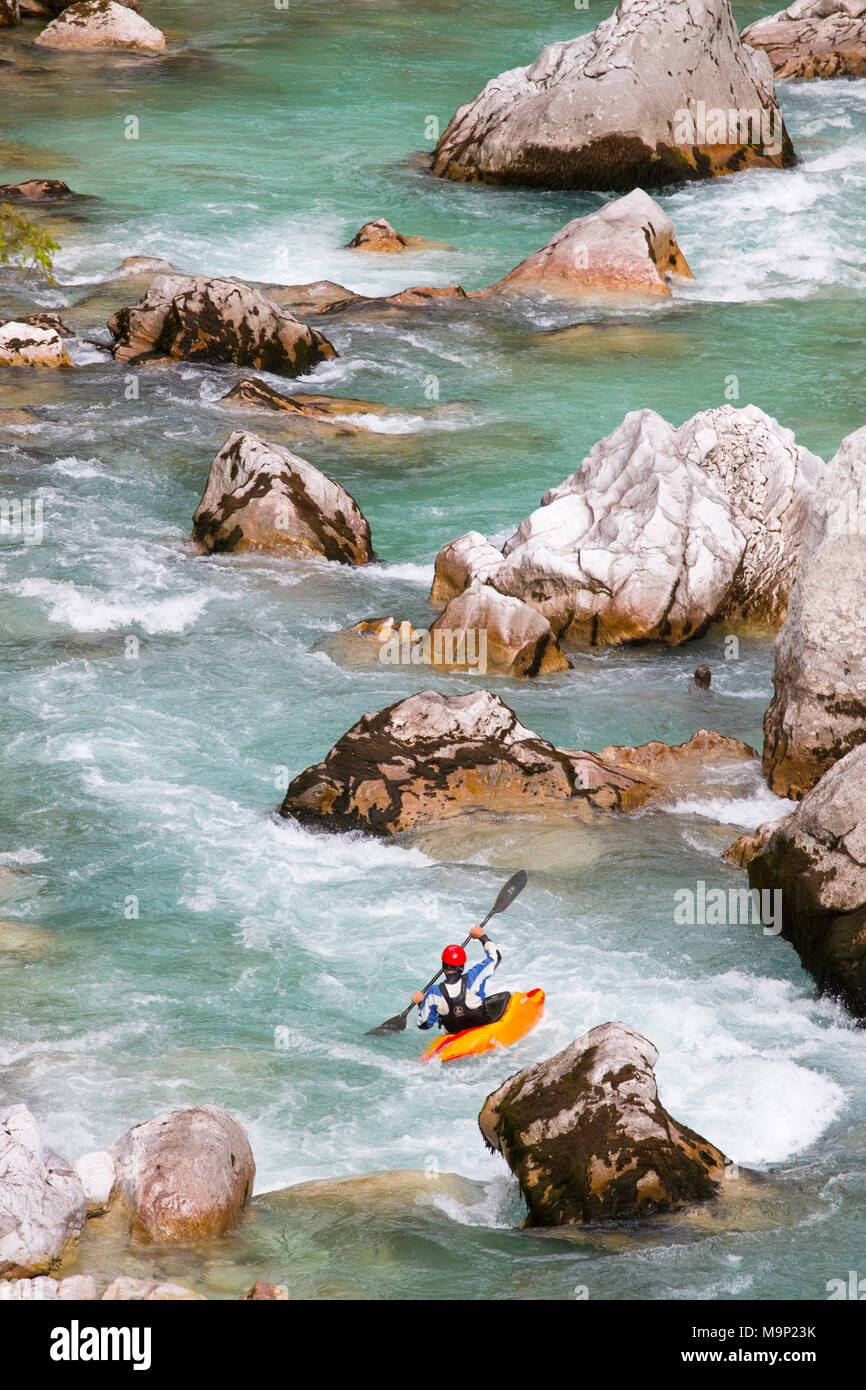 Da solista kayaker maschio sul colore verde Soca river vicino a Bovec, Slovenia Foto Stock