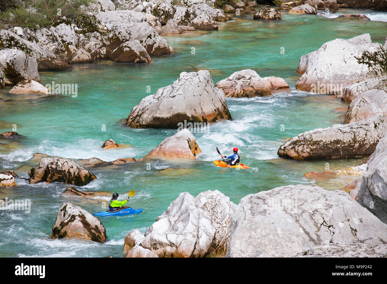 Kayakers maschio sul colore verde Soca river vicino a Bovec, Slovenia Foto Stock