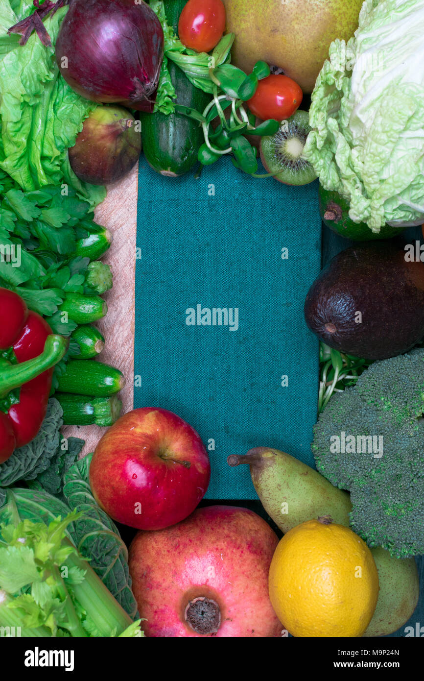 Fresco e salutare mix colorato di frutta e verdura per fare i frullati. Vitamina resource Foto Stock
