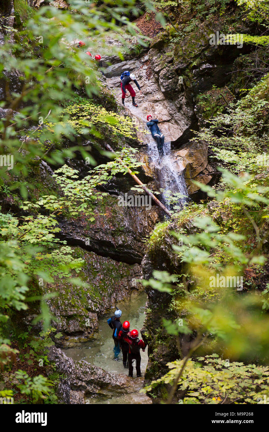 Canyoning nella stretta gola riempito con rapids, piscine e cascate in Soca Valley vicino a Bovec, Slovenia Foto Stock
